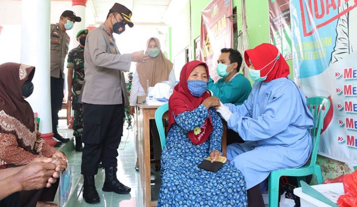 Kapolres Ngawi Tinjau Gerai Vaksinasi Merdeka Anak di Kantor Desa Pitu