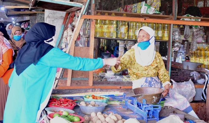 Cegah Penyebaran Corona, TP PKK Kota Kediri Bagikan Masker Gratis