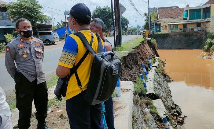 Diterjang Derasnya Arus, Tanggul Pembatas Sungai Bendokrosok dan Jalan Raya Kediri-Nganjuk Ambrol