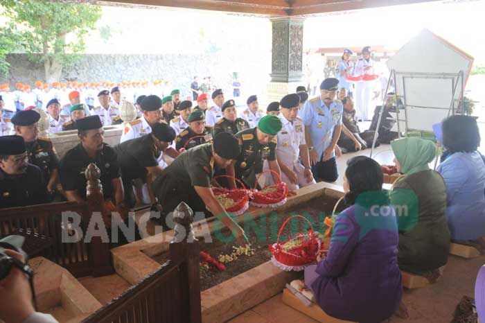 Panglima TNI Nyekar ke Makam Bung Karno