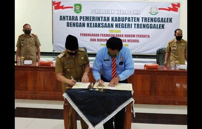 Pemkab dan Kejari Trenggalek Teken Perjanjian Kerja Sama di Bidang Hukum Perdata