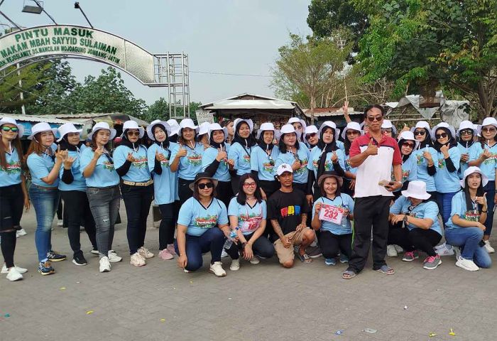 Peringat HUT ke-79 RI, Paguyuban Pedagang Pasar Mojoagung Ikuti Gerak Jalan Sayur Balap