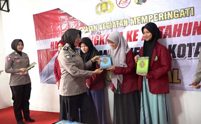 Wujudkan Generasi yang Islami, Polwan Polres Mojokerto Kota Bagikan Puluhan Al-Quran