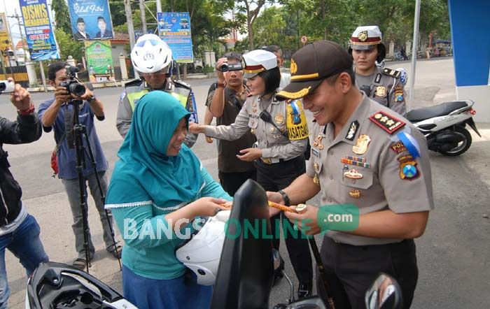 Tutup Operasi Zebra, Kapolres Jombang Bagikan Cokelat ke Pengendara yang Tertib