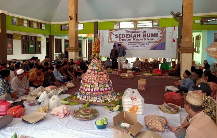 Warga Kepatihan Gresik Gelar Sedekah Bumi