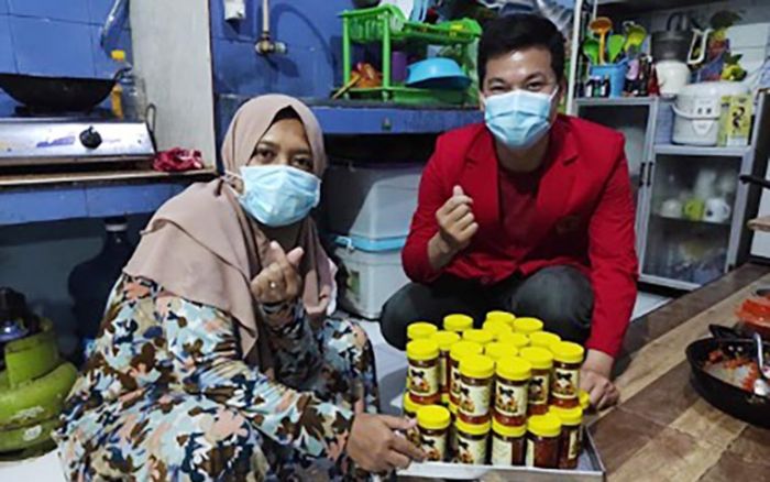 Bantu Pemulihan Ekonomi di Masa Pandemi, Mahasiswa KKN Untag Bersama Warga Produksi Sambal Kemasan