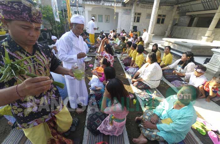 Suasana Upacara Ngembak Geni Umat Hindu di Jombang