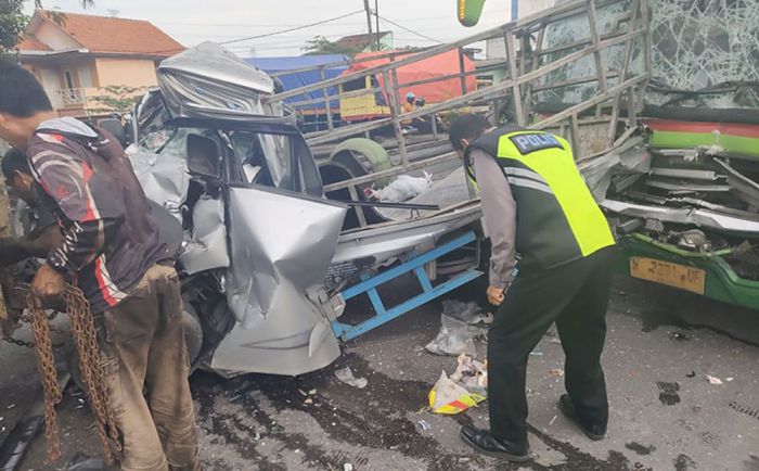 Diduga Mengantuk, Bus Tabrak Truk dan Pikap Parkir di Jalan Raya Medaeng