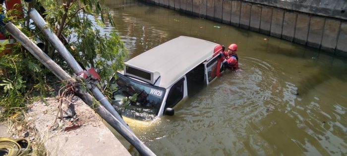 Hindari Pemotor, Feeder Wira Wiri Suroboyo Nyemplung Sungai di Gunung Anyar