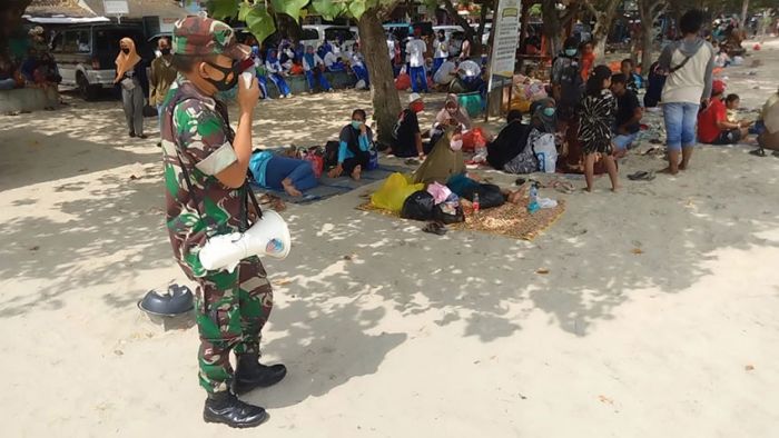 Babinsa Panceng Gresik Pantau Penerapan Prokes Wisatawan Pasir Putih Dalegan