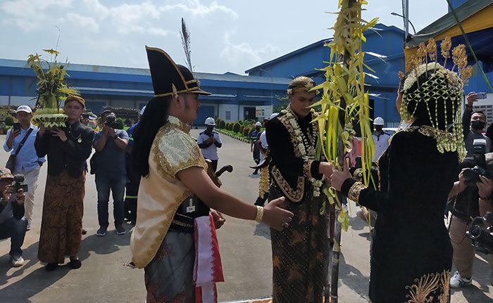 Tandai Pembukaan Musim Giling, PT RMI Blitar Gelar Tradisi Manten Tebu