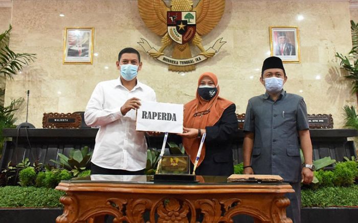 Wali Kota Kediri Sampaikan Tanggapan atas PA Fraksi Terhadap Raperda Pertanggungjawaban APBD