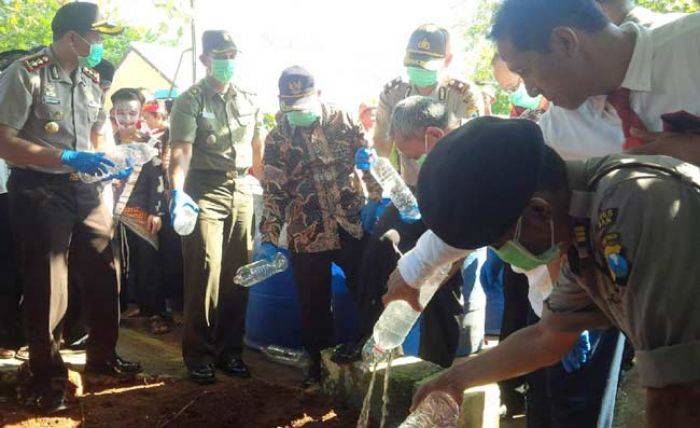 Polres Tuban Musnahkan Ribuan Liter Arak Siap Kirim