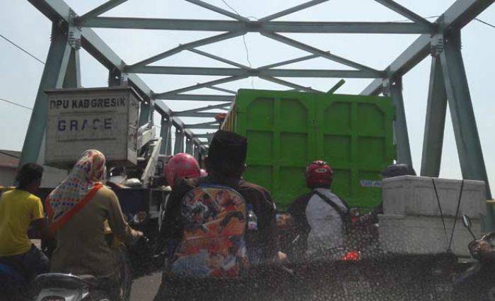 ​Perbaikan PJU Jembatan Sembayat Gresik Bikin Macet Panjang