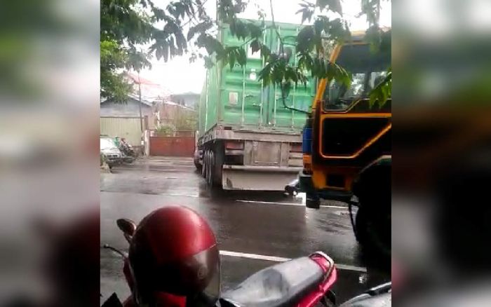 Kerap Timbulkan Laka Lantas, Gudang Semen di Sukomanunggal Dikeluhkan Warga