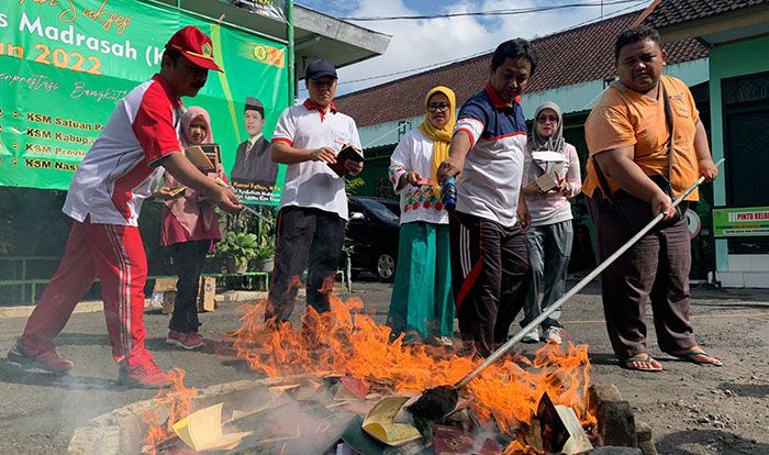 Habis Masa Berlaku, Kemenag Kota Blitar Musnahkan Belasan Ribu Buku Nikah