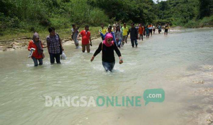 Anggota DPR RI Jajal Langsung Rute Guru dan Siswa SDN Pojok Klitih Plandaan Menuju Sekolah