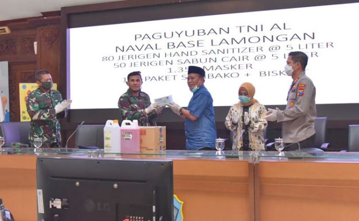 Paguyuban TNI AL Naval Base Bantu APD dan Hand Sanitizer kepada Posko Gugus Tugas Covid-19 Lamongan