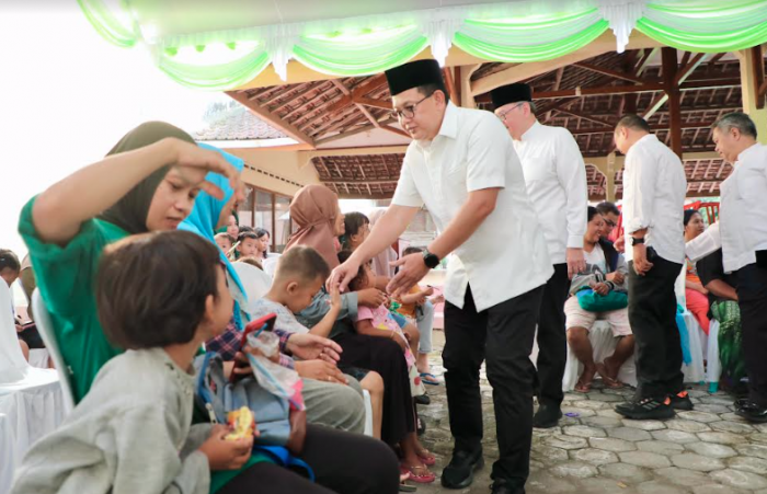 Safari Ramadan di Kediri, Pj Gubernur Jatim bersama Baznas dan LAZ Serahkan Santunan Anak Yatim