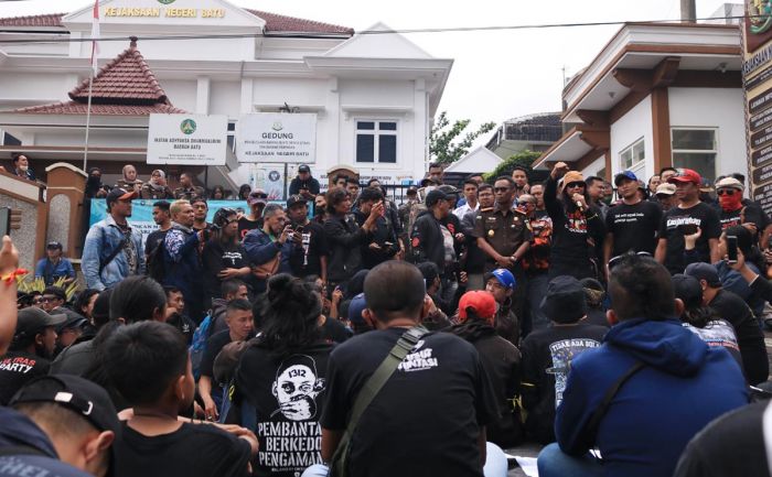 Ribuan Aremania Ngeluruk Kejari Batu, Tuntut Keadilan Tragedi Kanjuruhan