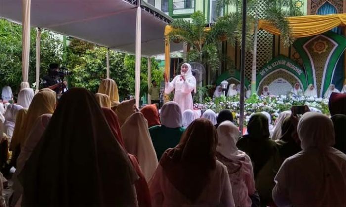 Di Ponpes Al-Fatimah Bojonegoro, Khofifah Isyaratkan Pilih Capres 01