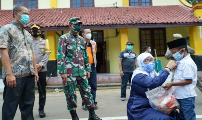 ASN Pemkab Sumenep Salurkan Beras 18 Ton Lebih ke Masyarakat Terdampak PPKM