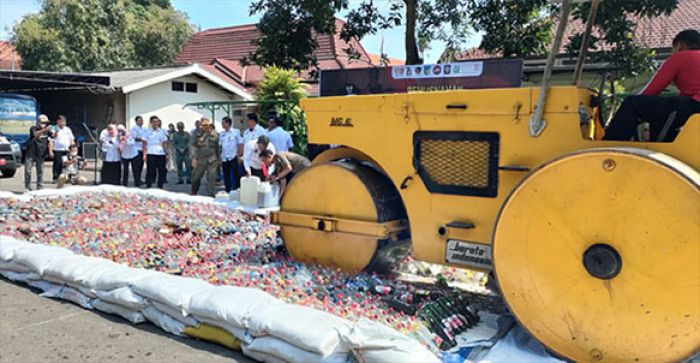 Satpol PP Kabupaten Kediri Musnahkan 2.672 Botol Minuman Beralkohol