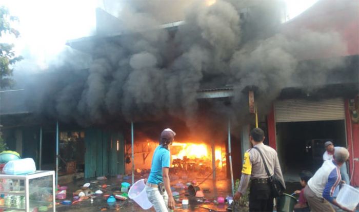 Toko Barang Pecah Belah Depan Pasar Semboro, Jember Terbakar