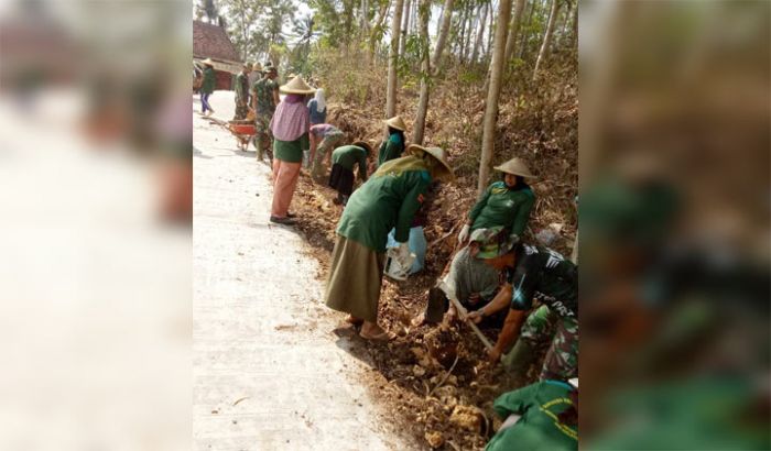 Topi Caping Hiasi Jalan Dalam Giat TMMD 106 Kodim 0818 Malang-Batu