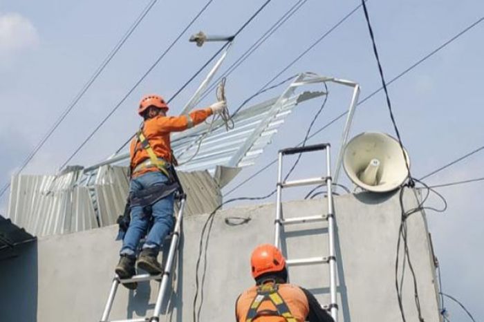 PLN Pulihkan Jaringan Listrik Tertimpa Atap Rumah Warga di Kediri