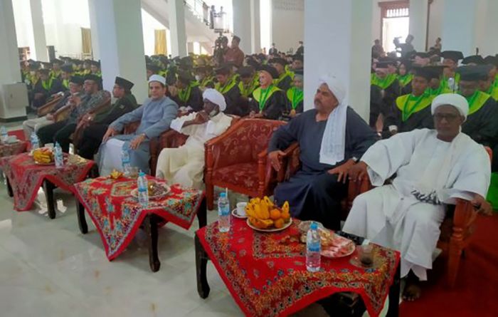 Gubernur Khofifah, Dahlan Iskan, Zawawi Imron, Hadiri Wisuda Mahasiswa IKHAC Mojokerto