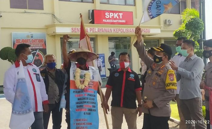 Kakek Usia 78 Jalan Kaki Jepara, Bali, Jakarta Temui Kepala BNN, di Banyuwangi Disambut Kapolresta  