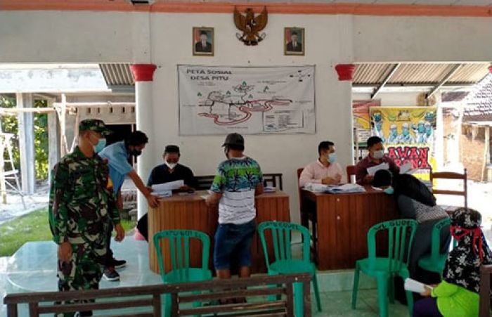 Cegah Penyebaran Covid-19, Petugas Gabungan Awasi Pembagian BLT di Ngawi