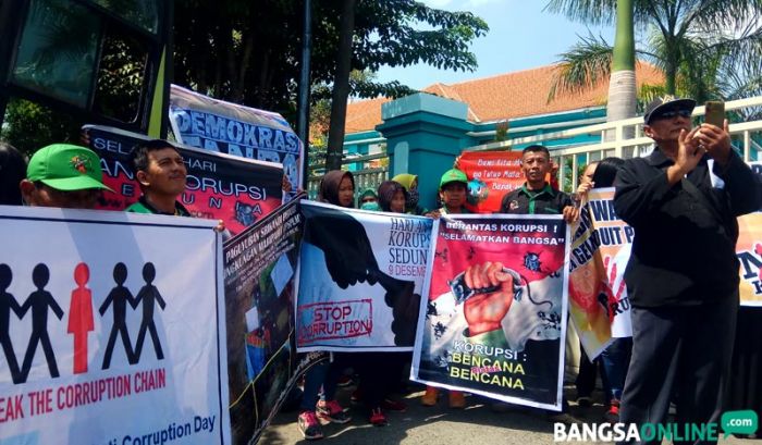 Massa Gabungan Sambangi Kantor Pemerintah Sambil Bawa Waria, Desak Aparat Adil Tangani Kasus Korupsi