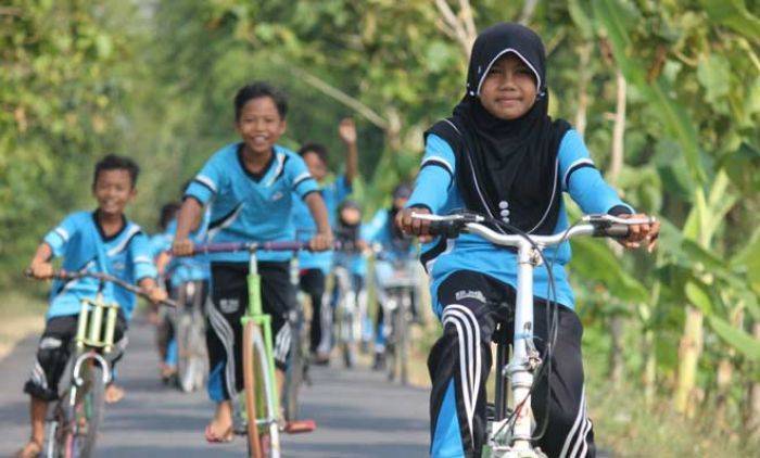 Potret Polos Siswa SD di Pelosok Desa Tuban Saat Refreshing