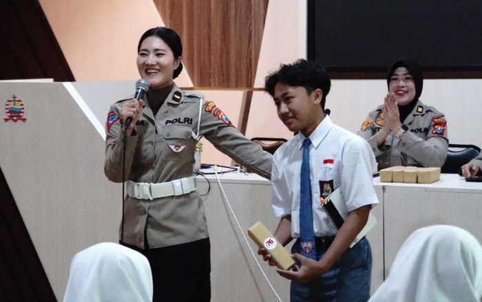 Polwan Sidoarjo Goes to School, Edukasi Pelajar Seputar Bahaya Narkoba dan Pengaruh Negatif Medsos