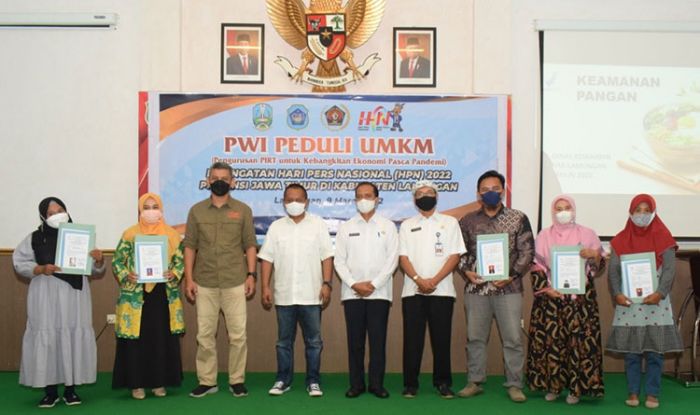 Tingkatkan Ekonomi Masyarakat, PWI Jatim dan Lamongan Salurkan Sertifikat P-IRT untuk UMKM