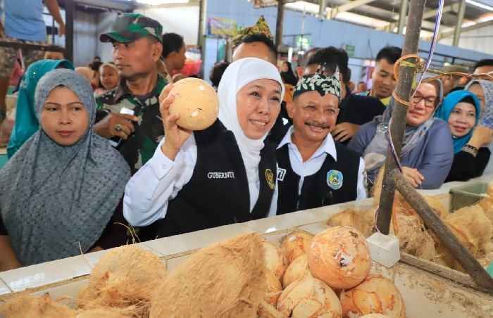 Pastikan Stok dan Harga Stabil di Pasar Panarukan, Khofifah Imbau Masyarakat Tak Panic Buying