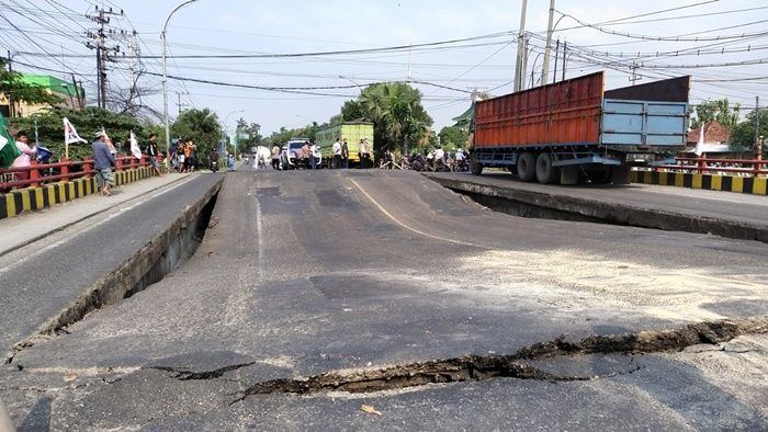 Jembatan Poros Nasional di Lamongan Ambles, Arus Lalu Lintas Kendaraan Berat Dialihkan