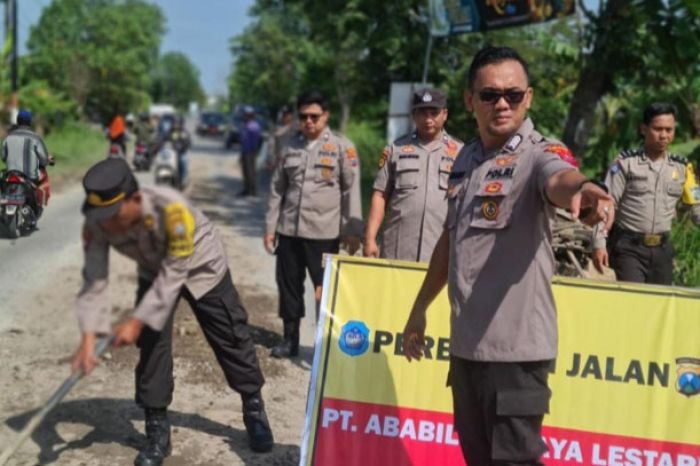 Tekan Angka Kecelakaan, Polsek Sarirejo dan PT Ababil Widjaya Lestari Perbaiki Jalan Rusak Berlubang