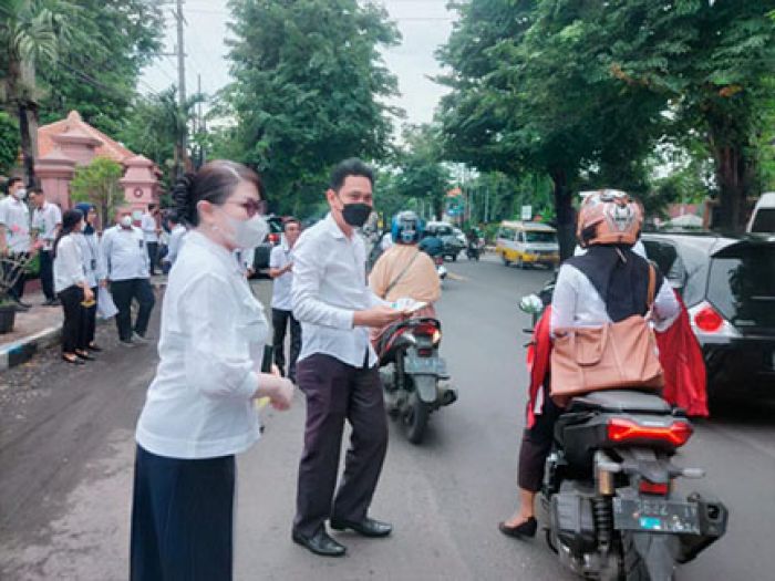 Bagikan Ribuan Stiker Anti Korupsi, PN Bangil Sosialisasikan Zona Integritas Menuju WBK dan WBBM