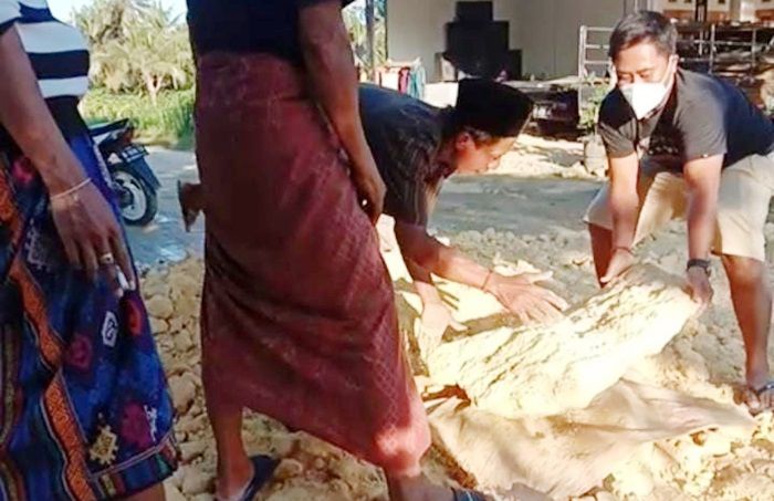 Rusak Parah Bertahun-tahun, Warga Gotong Royong Perbaiki Jalan Poros Desa Bangkes