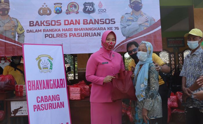 Peringati Hari Bhayangkara ke-78, Bhayangkari Cabang Pasuruan Bagi-Bagi Bansos di Sidowayah