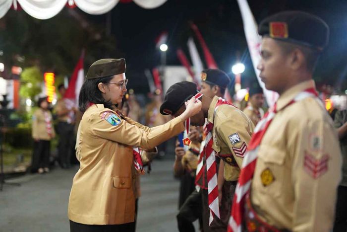 30 Tahun Mengabdi, Ketua Kwartir Cabang Pramuka Kediri Sematkan Lencana Pancawarsa 6 ke 3 Orang