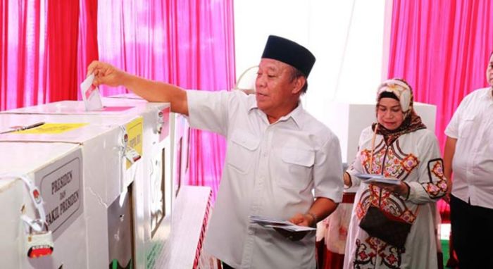 Bupati Lamongan Nyoblos di TPS 01 Tlogoanyar, Fadeli: Ini Pesta Demokrasi, Ayo yang Rukun