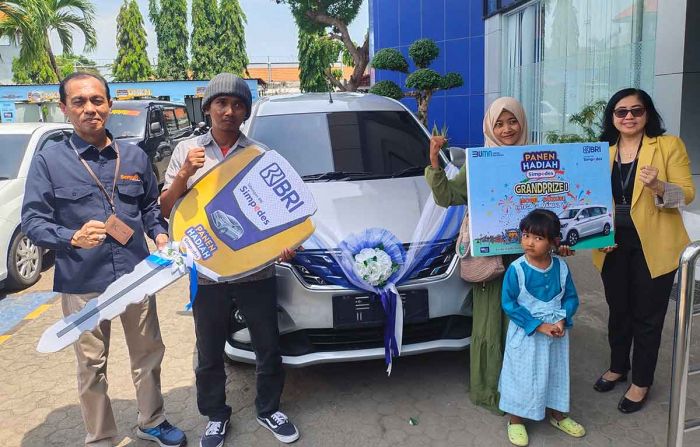 Manjakan Nasabah, BRI Tuban Serahkan Pemenang Undian PHS Periode Pertama