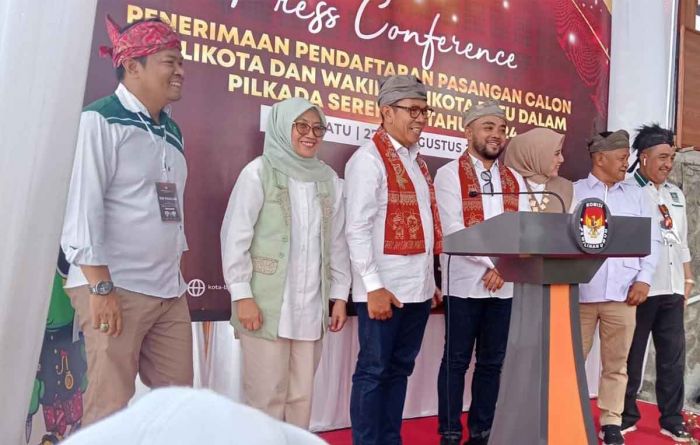 Ribuan Relawan Antar Cak Nur-Mas Heli Daftar ke KPU Kota Batu