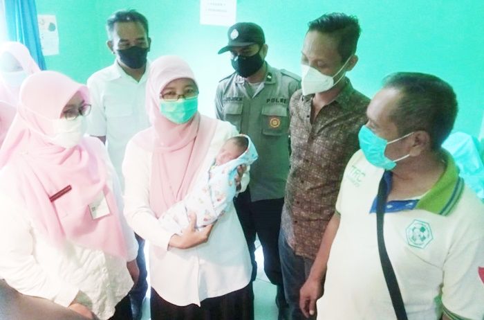 Bayi Berusia 2 Minggu Ditemukan Warga Tuban Tergeletak di Depan Garasi Rumah