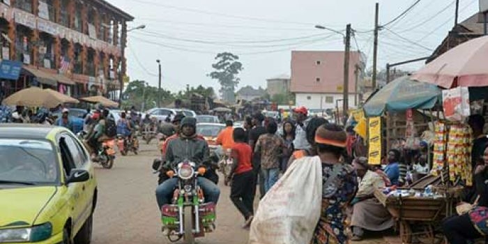 Situasi sibuk di Kota Bamenda. foto: mirror.co.uk