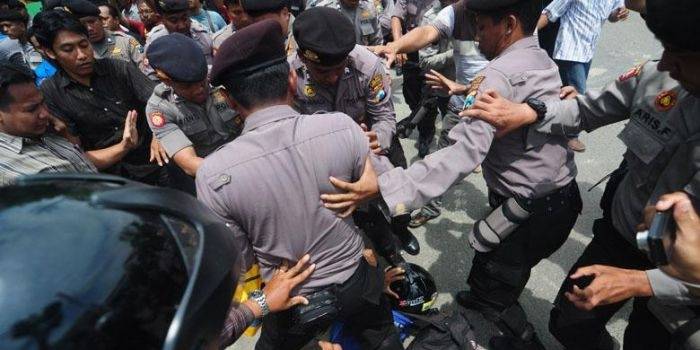 Ilustrasi: polisi saat mengamankan mahasiswa di Sampang karena demo menyambut kedatangan Presiden SBY di Madura.  Foto: kompas.com